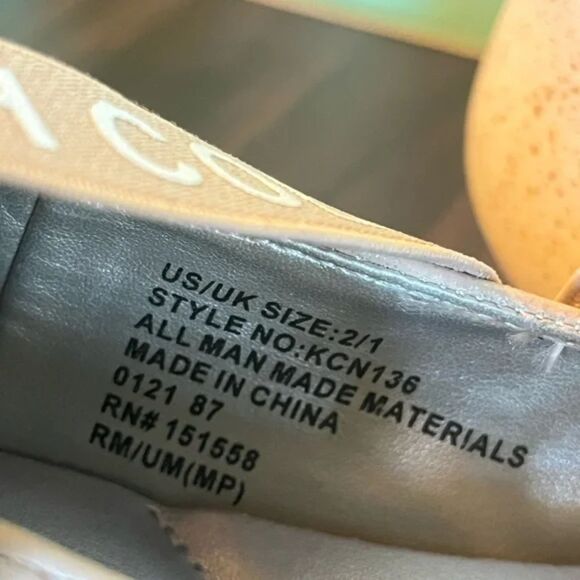 Kenneth Cole Mary Jane Flats Women’s Size 2 Beige Strap Comfort Walking Shoes - Picture 8 of 10